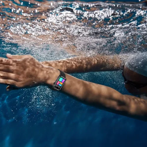 Kobieta ćwicząca z zegarkiem sportowym