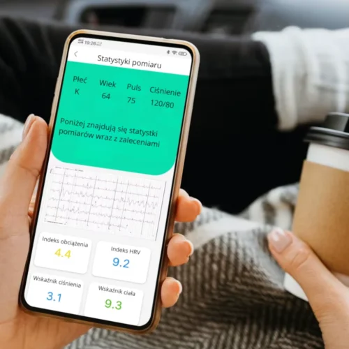 Zbliżenie na ekran smartwatcha Kardiowatch Aria z wynikami EKG
