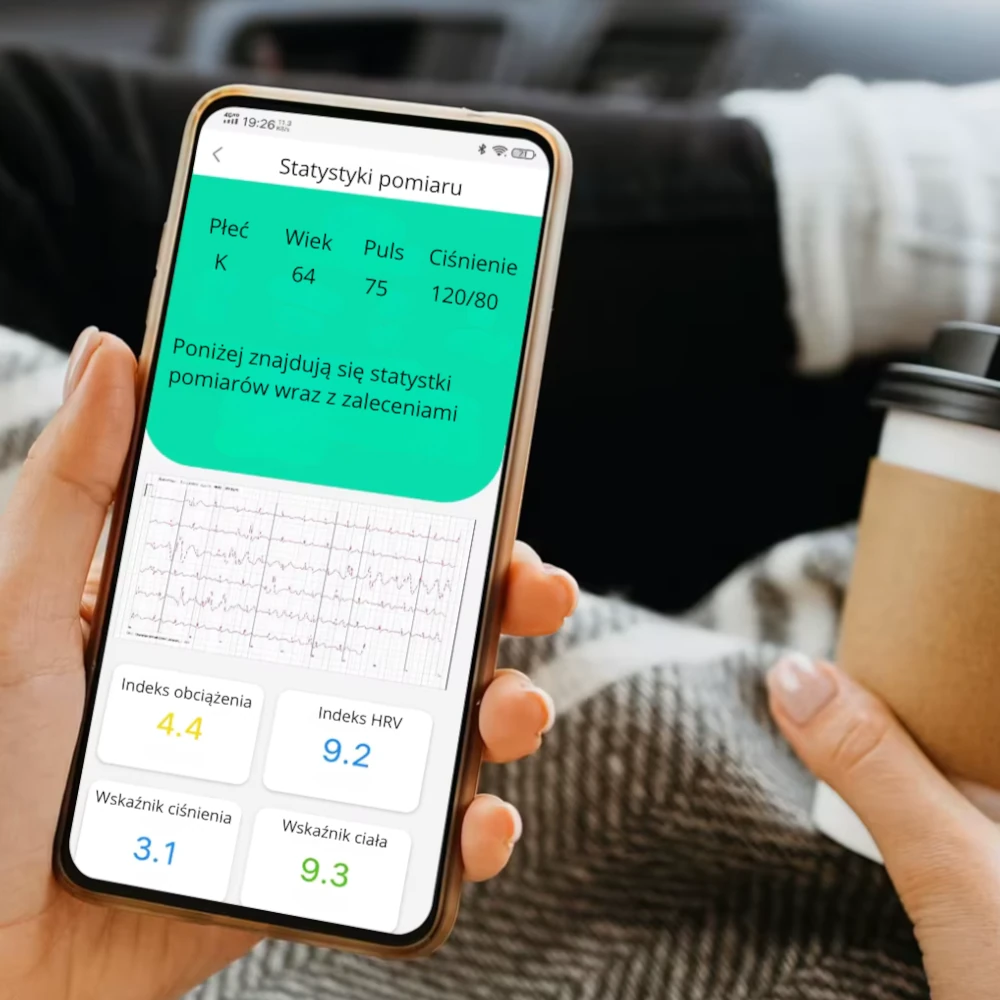 Zbliżenie na ekran smartwatcha Kardiowatch Aria z wynikami EKG